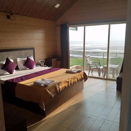 Whistling Waves Beach Resort Ānjarle Buitenkant foto