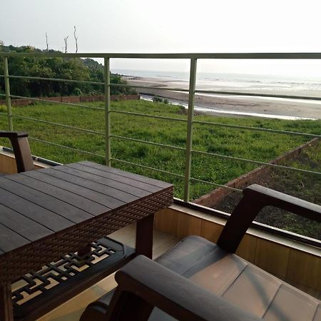 Whistling Waves Beach Resort Ānjarle Buitenkant foto