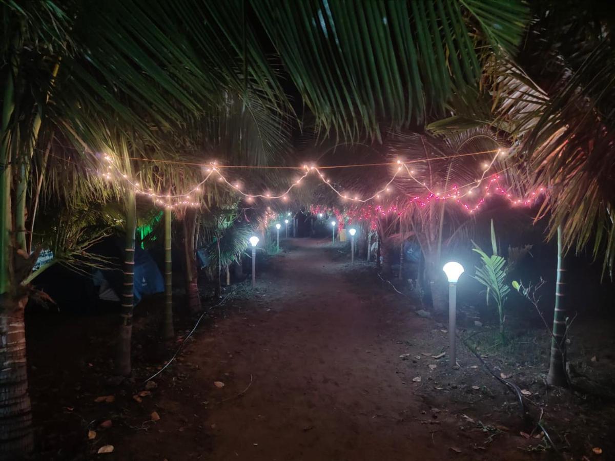 Whistling Waves Beach Resort Ānjarle Buitenkant foto