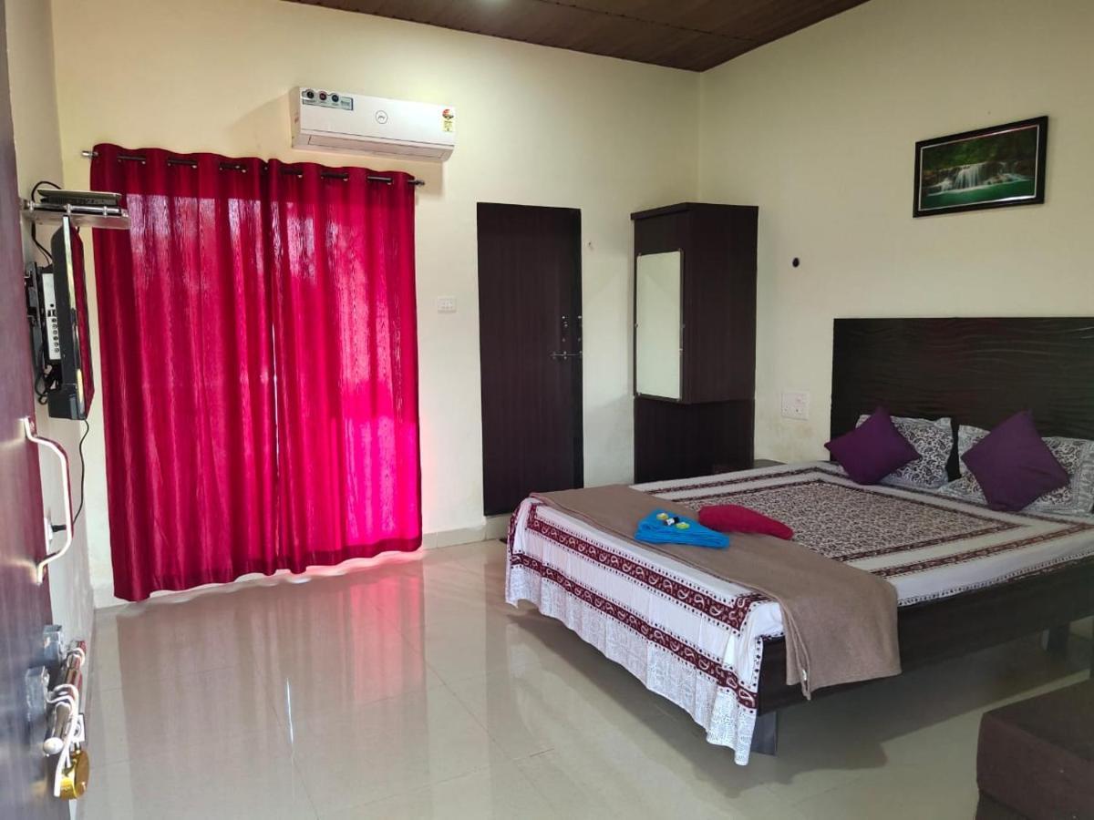 Whistling Waves Beach Resort Ānjarle Buitenkant foto