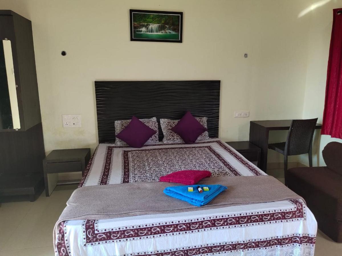 Whistling Waves Beach Resort Ānjarle Buitenkant foto