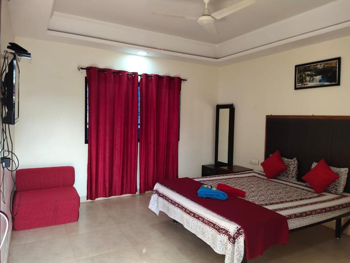 Whistling Waves Beach Resort Ānjarle Buitenkant foto