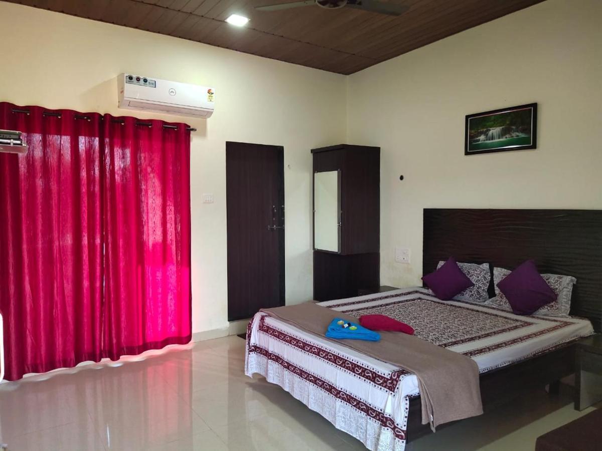 Whistling Waves Beach Resort Ānjarle Buitenkant foto