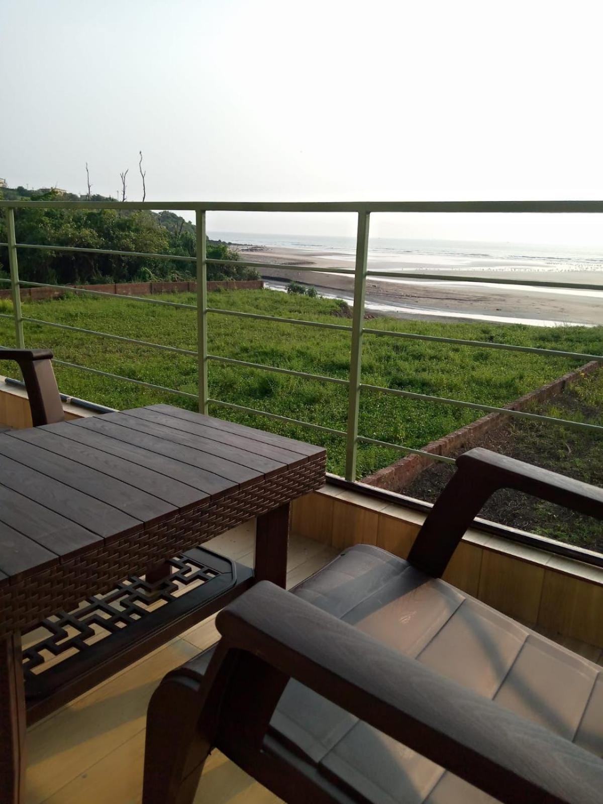 Whistling Waves Beach Resort Ānjarle Buitenkant foto