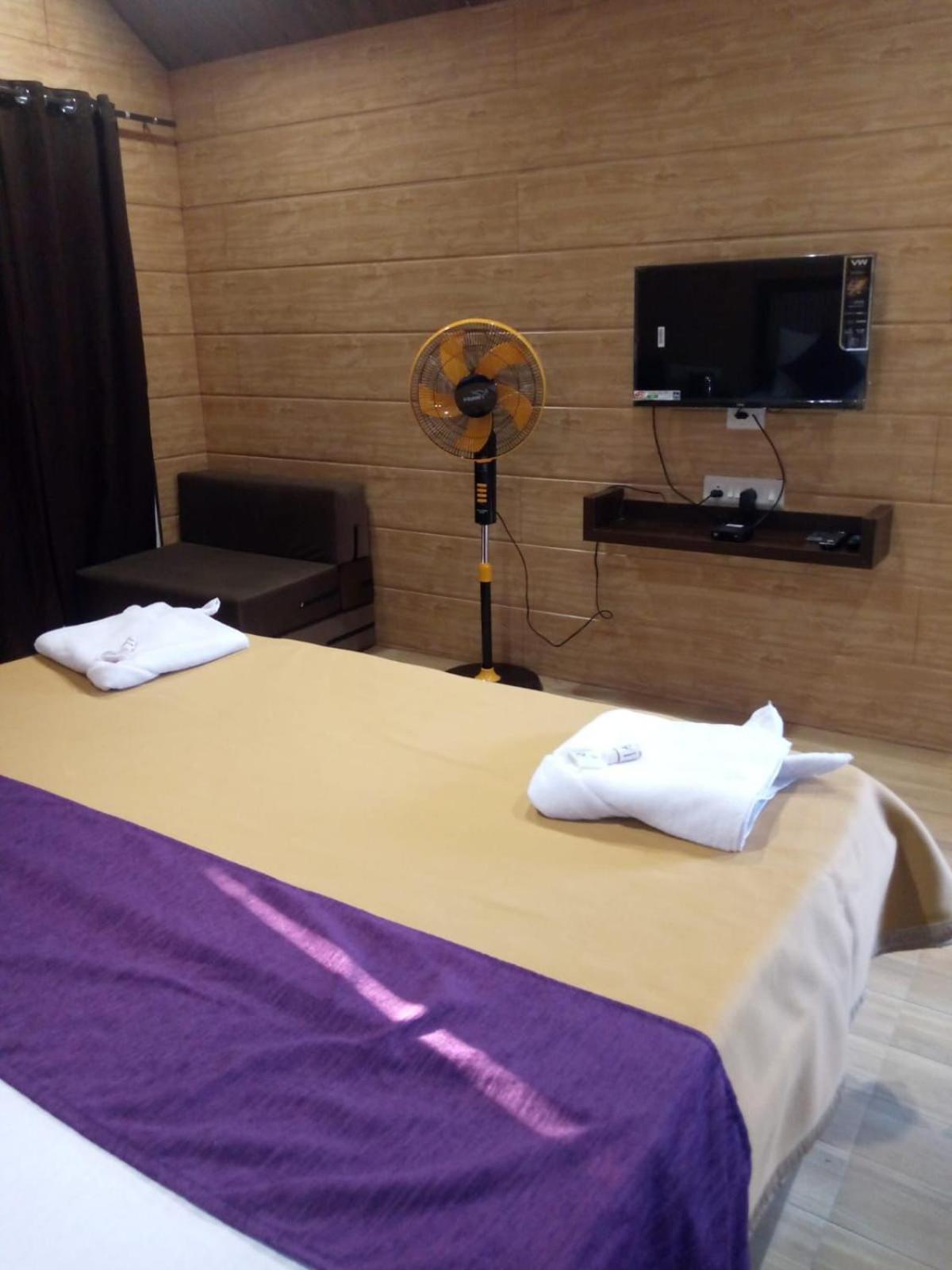 Whistling Waves Beach Resort Ānjarle Buitenkant foto