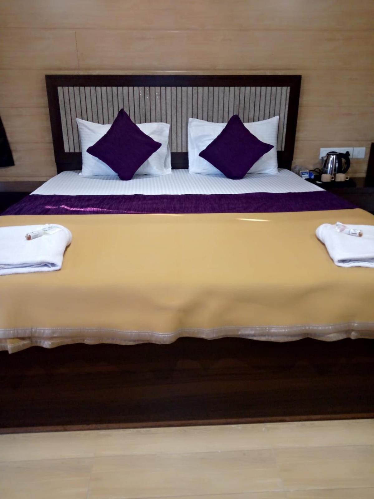 Whistling Waves Beach Resort Ānjarle Buitenkant foto