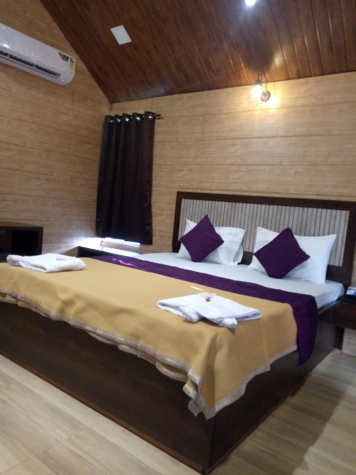Whistling Waves Beach Resort Ānjarle Buitenkant foto
