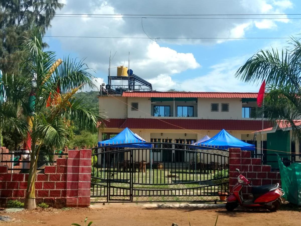 Whistling Waves Beach Resort Ānjarle Buitenkant foto