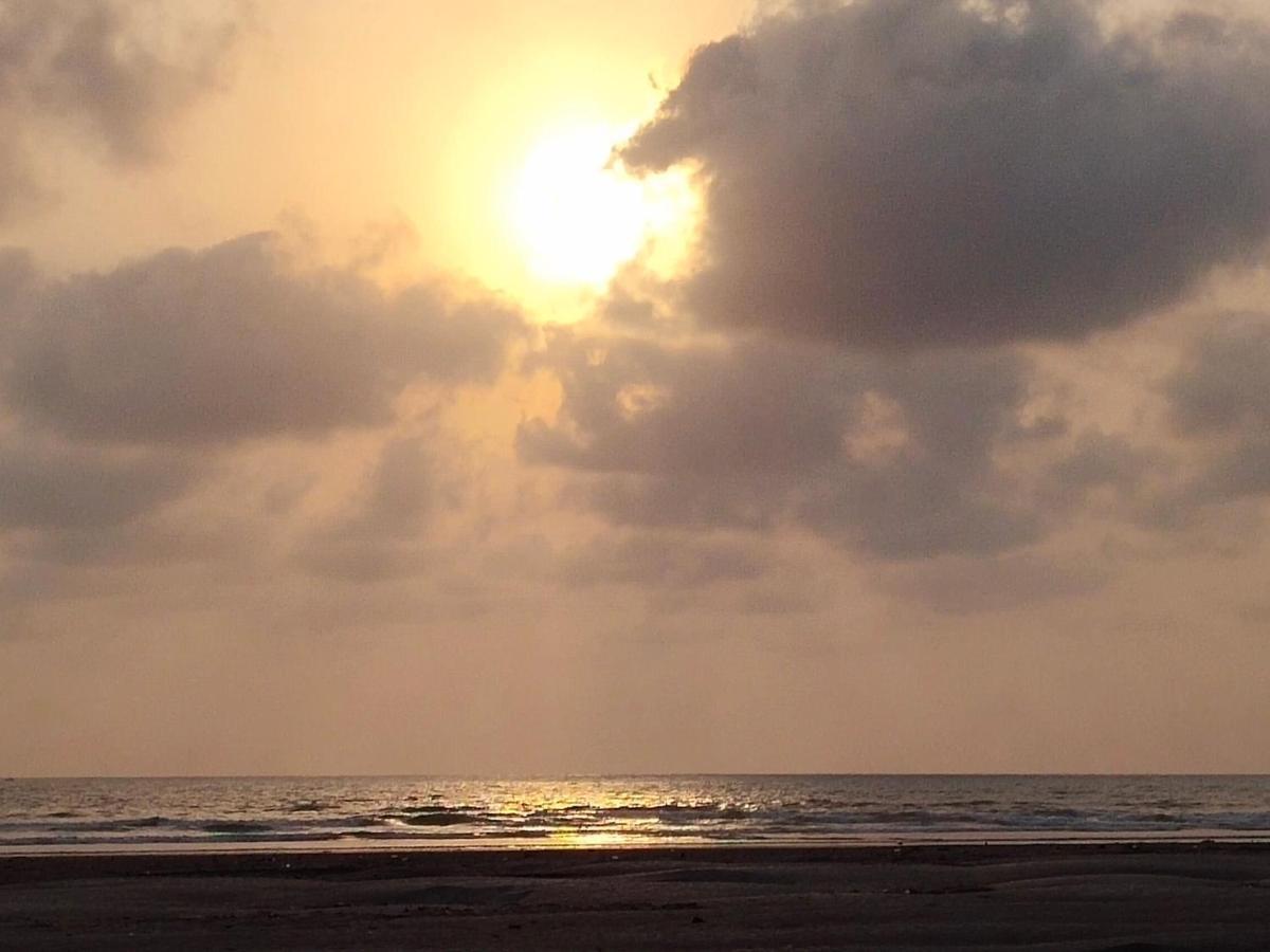 Whistling Waves Beach Resort Ānjarle Buitenkant foto