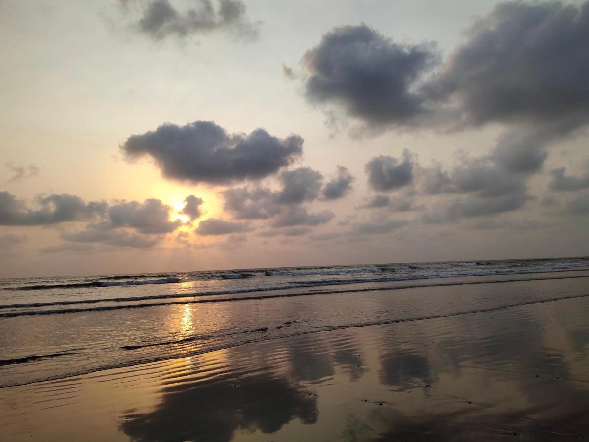Whistling Waves Beach Resort Ānjarle Buitenkant foto