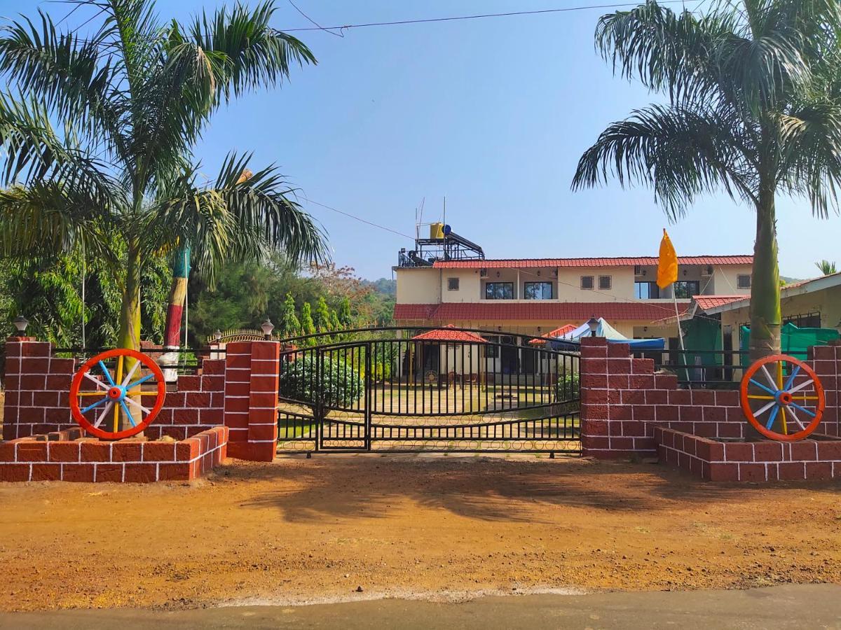 Whistling Waves Beach Resort Ānjarle Buitenkant foto